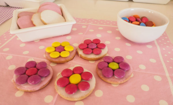 Celebrate a birthday at school with cupcakes #birthday #schoolbirthday #classparty