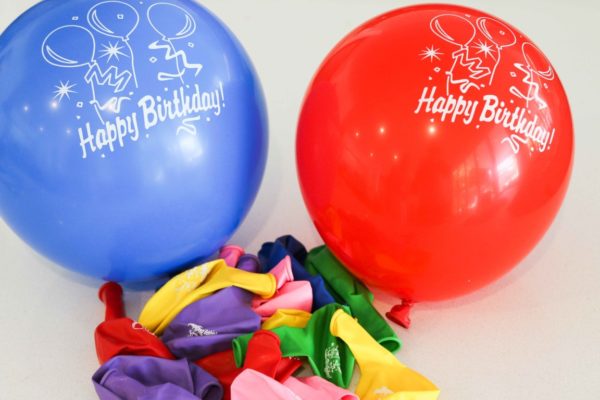 Celebrate a birthday at school with cupcakes #birthday #schoolbirthday #classparty